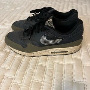 Nike Air Max 1 SE - Olive/Black